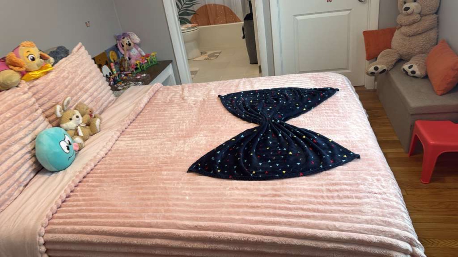Bedroom cleaned by Barboza House Cleaning